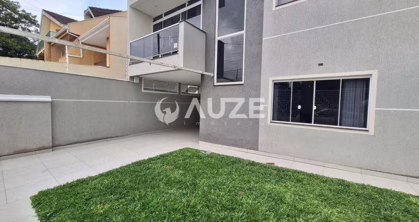 Sobrado, frente para rua com jardim e terraço, terreno com 100m²