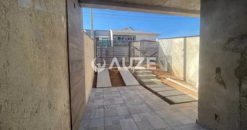 Frente para a rua, com quintal com churrasqueira, suíte com closet e sacada.