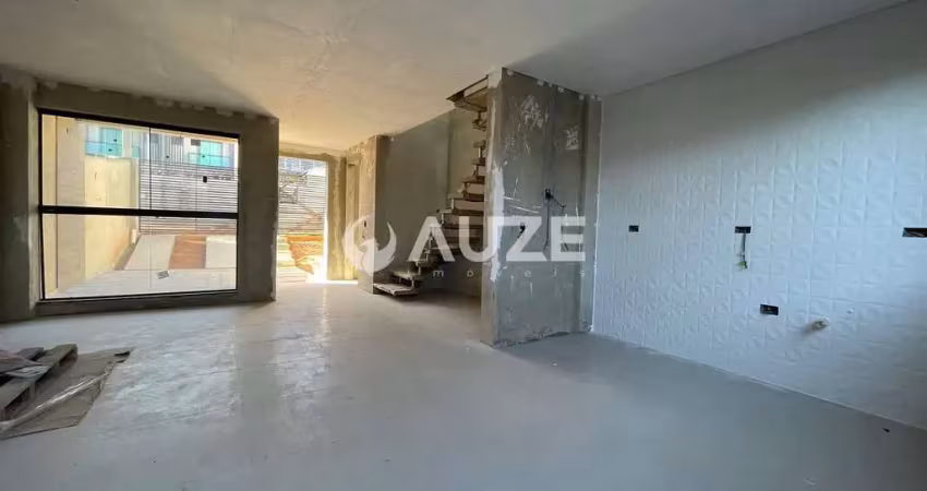 Frente para a rua, com quintal com churrasqueira, suíte com closet e sacada.