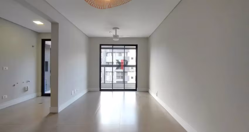 Apto semi novo com 2 dormitórios, suíte, ampla sacada com churrasqueira, 1 vaga! excelente localização no bacacheri!
