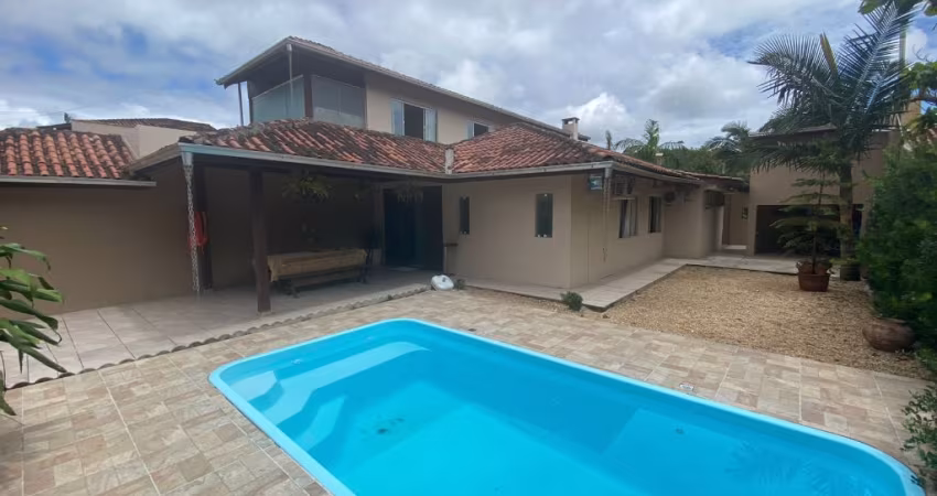 Casa com 3 quartos, 220 m², à venda por R$ 890.000,00- Gravatá - Navegantes/SC