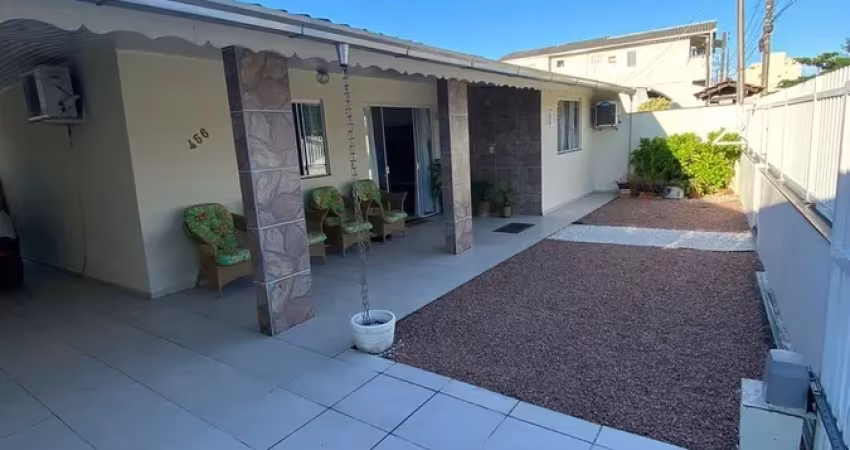 Casa a venda,  por R$ 650.000,00, com 3 dormitórios, na praia de Gravatá, Navegantes SC