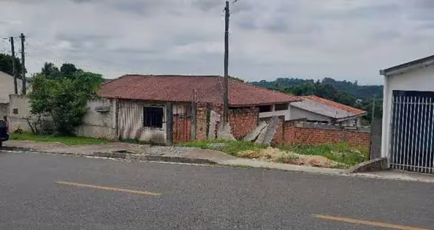 Terreno com duas casas de alvenaria e completa infraestrutura no Costeira - Oportunidade Única