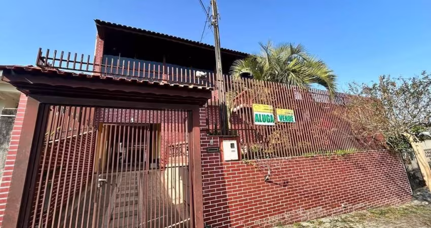 Sobrado amplo e bem localizado no bairro Porto das Laranjeiras em Araucária, PR, excelente para inv