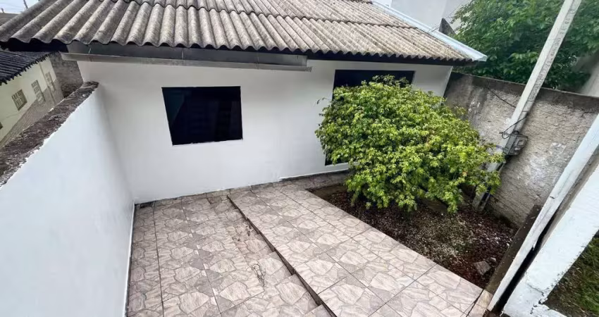 Seu novo lar no costeira: casa com 2 quartos, sala ampla, cozinha funcional e fácil acesso a transp