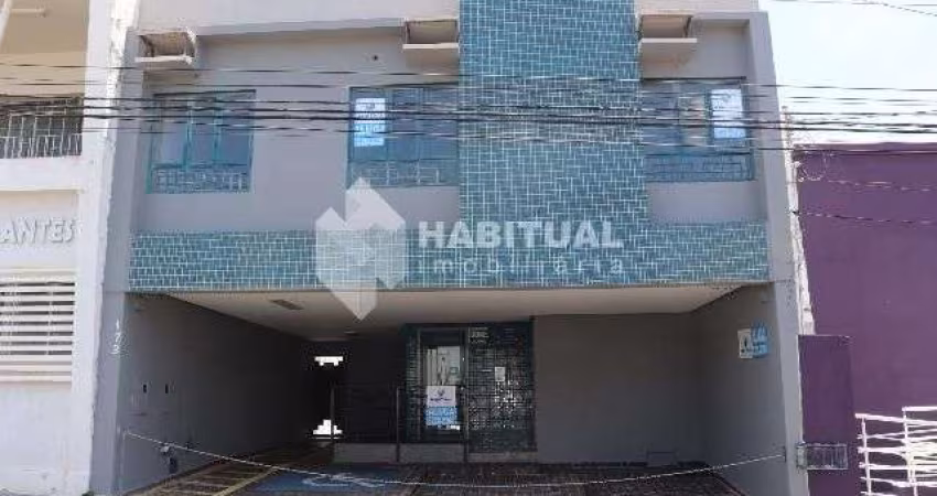 Casa comercial com 8 salas para alugar no Centro, Uberlândia 