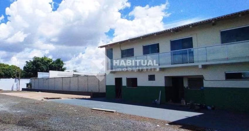Barracão / Galpão / Depósito com 3 salas para alugar no Conjunto Segismundo Pereira, Uberlândia 