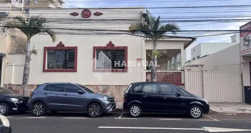 Casa comercial com 3 salas para alugar no Centro, Uberlândia 