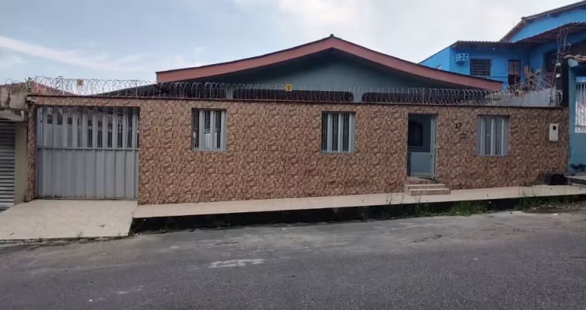 Vendo casa no parque 10 ( atrás pizzaria o faraó) r$ 470.000,00