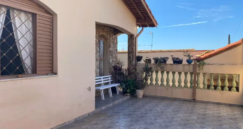 Casa térrea com edícula à venda no bairro jardim itamaracá, em indaiatuba/sp, com 256 m² de terreno e 165 m² de área construída.