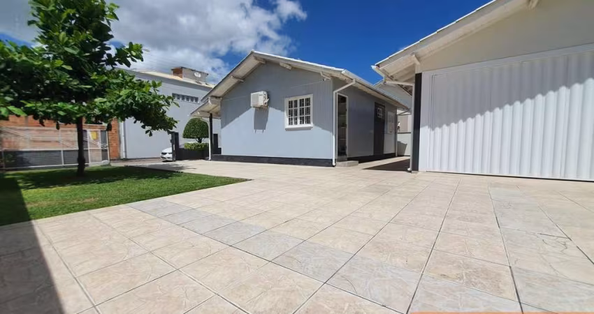 Casa mista de ótimo padrão, com conforto e localização tranquila