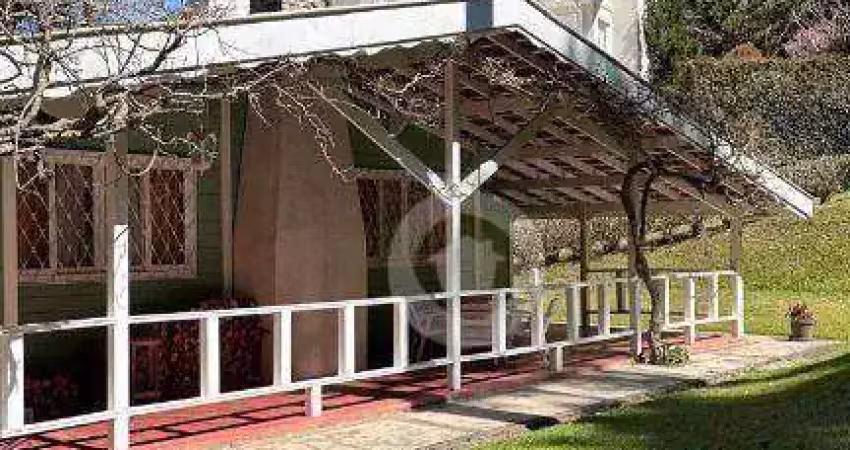 Casa com 4 dormitórios à venda, 250 m² por R$ 850.000,00 - Alto da Boa Vista - Campos do Jordão/SP