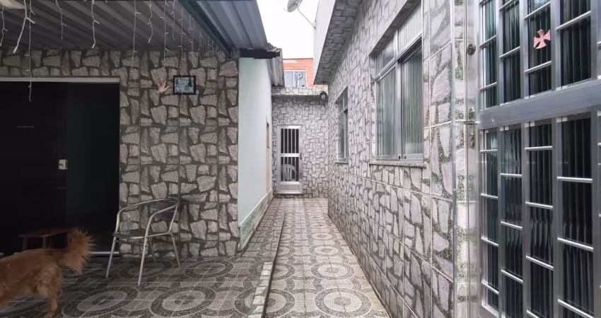 Ótima oportunidade, inclusive de financiamento, casa com 2 varandas e área de serviços.