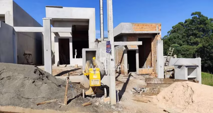 Casa de três quartos com pé direito alto  - CA469