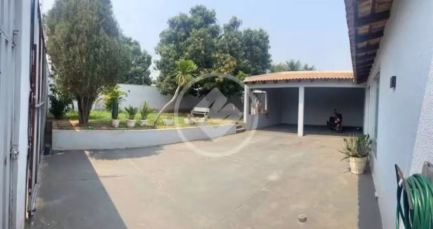 Casa térrea com 3 quartos amplos sendo 2 suítes, casa com planejados, recém reformada, toda no blindex e climatizada, quintal amplo. codigo: 110258