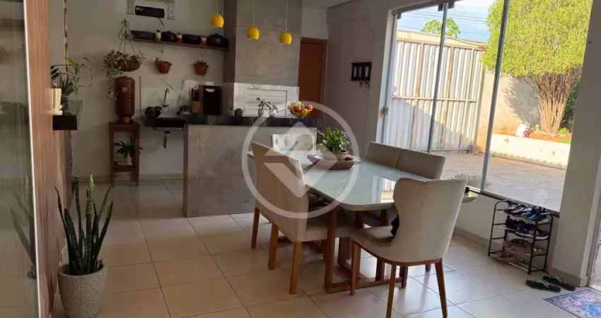 Casa térrea com 3 quartos amplos sendo 2 suítes, casa com planejados, recém reformada, toda no blindex e climatizada, quintal amplo. codigo: 110258