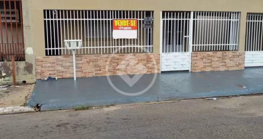 VENDE-SE CASA RESIDENCIAL NA GRANDE CRISTO REI - EXCELENTE LOCALIZAÇÃO PRÓXIMA AO HOSPITAL METROPOLITANO E UNIVAG - COM TRÊS QUARTOS SENDO UMA SUÍTE E DUAS VAGAS DE GARAGEM SENDI UMA COBERTA - A VENDA