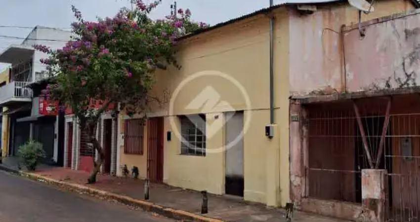 Terreno comercial de 500 m2  com três casas dentro deste, mas construções  antigas , a 50 metros da praça do chopão, ponto comercial maravilhoso.. codigo: 74847