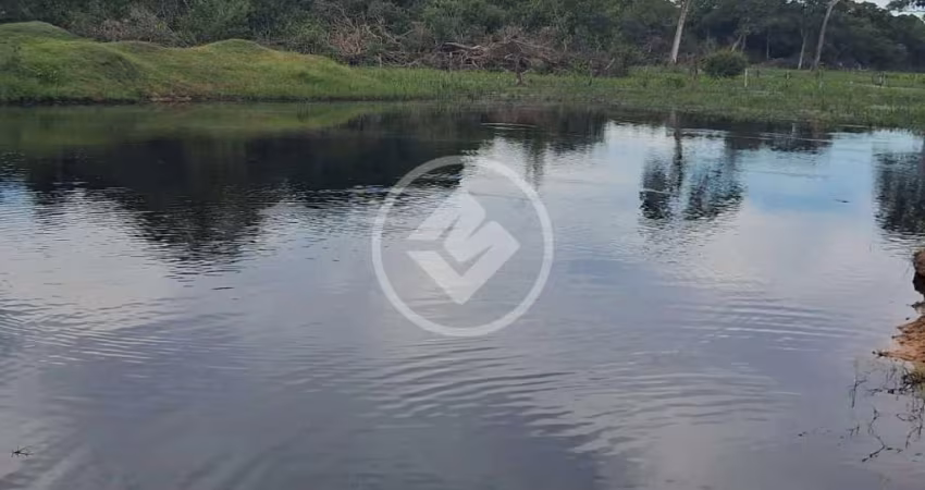 Sítio em Poconé  31.5hA  Escriturada.  Duas casas alvenaria. Formada pastagem  Mata de reserva  4 lagos/ de água consumo gado ou criacao de peixe. Acesso estrada cascalhada  22km da Cidade de Poconé c