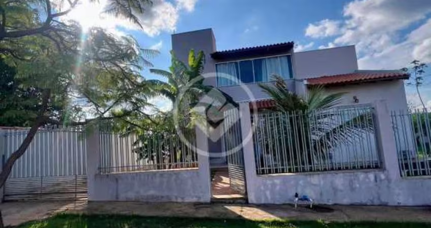 CASA SOBRADO EM CHAPADA DOS GUIMARÃES   1. Este charmoso sobrado apresenta 3 quartos, incluindo uma suíte aconchegante  2. Desfrute do seu próprio quintal, um espaço para relaxar e apreciar a natureza