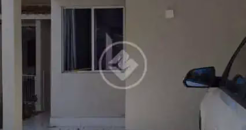 Casa em condômino com três quartos sendo uma suíte com planejados nos quartos e cozinha  as garagens são cobertas. o condomínio conta com  área de lazer , quadra, piscina, salão de festa, segurança 24