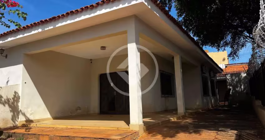 Vende-se casa térrea de esquina no bairro goiabeiras - 410 m² de terreno / 250 m² de construção - já com armários - cuiabá (mt) - valor de venda: r$ 850.000,00 codigo: 126288