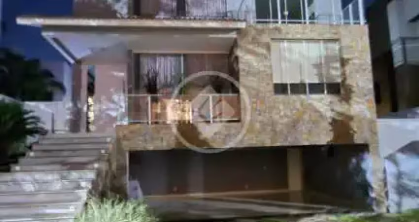Casa mobiliada, garagem para 6 carros, frente imponente, pé direito duplo e alto, cozinha e sala integrados, espaço gourmet, 4 suítes, 3 suítes máster,  escritório, brinquedoteca/suíte, luxo, requinte