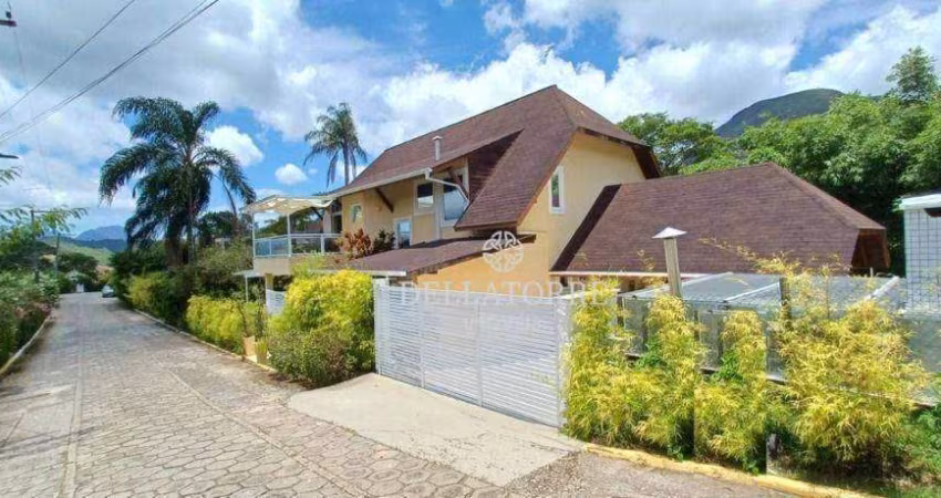 Magnífica casa em condomínio em Itaipava com 4 dormitórios à venda, 400 m² por R$ 3.800.000 - Itaipava - Petrópolis/RJ