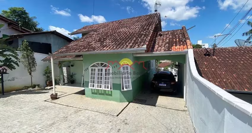 Casa Averbada Semi Mobiliada com 03 Quartos