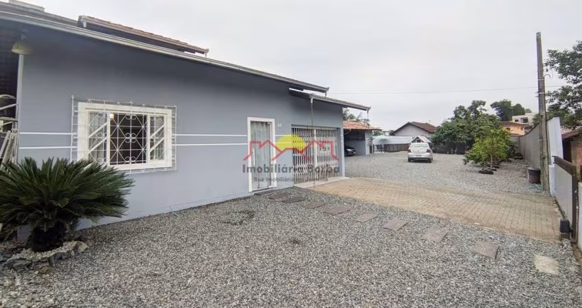 Casa Semi Mobiliada com Amplo Terreno e Piscina