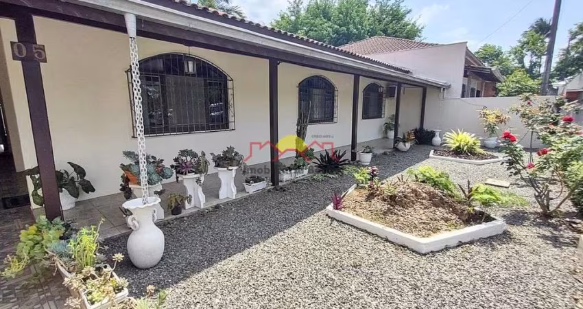 Casa com Amplo Terreno e Edícula