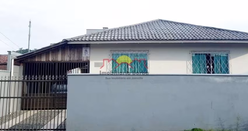 Casa com Amplo Terreno e Edícula