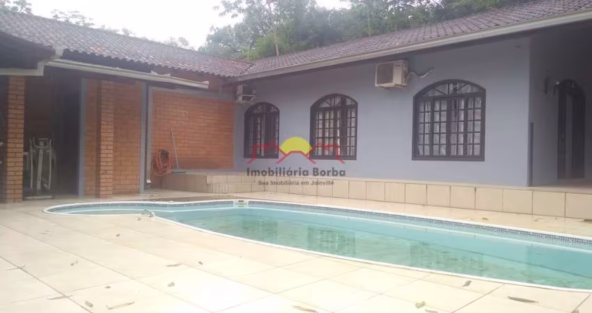 Casa com Amplo Terreno e 04 Quartos