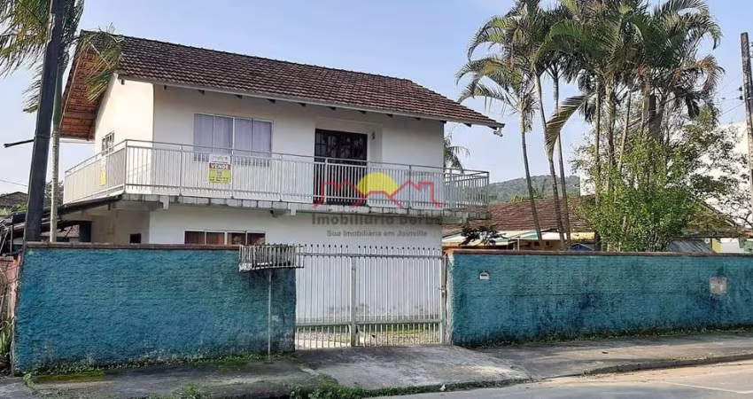 Casa com Amplo Terreno e 02 Quartos