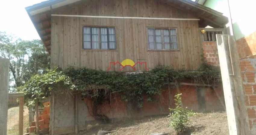 Casa com Amplo Terreno e 04 Quartos