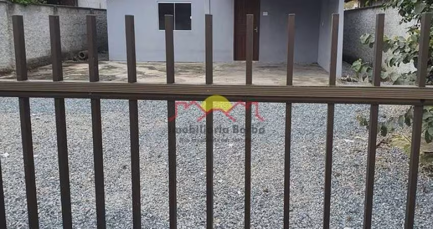 Casa com 02 Quartos em Ótima Localização
