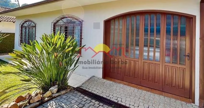Linda Casa Semi Mobiliada com 02 Vagas de Garagem