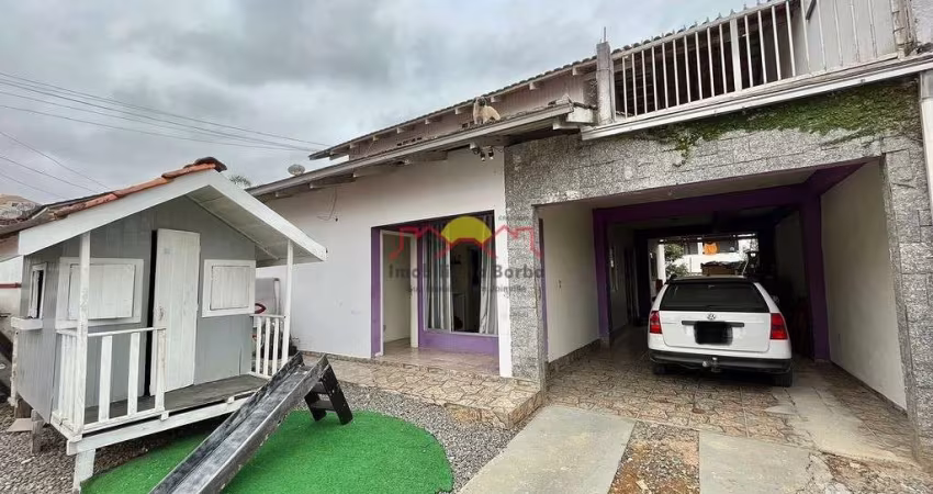 Casa Averbada com 05 Quartos e Vaga de Garagem