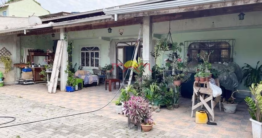 Casa com 03 Quartos e 06 Vagas de Garagem