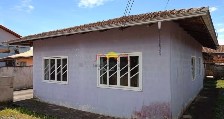 Casa com 03 Quartos e 04 Vagas de Garagem