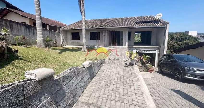 Casa Semi Mobiliada com Amplo Terreno e 05 Quartos