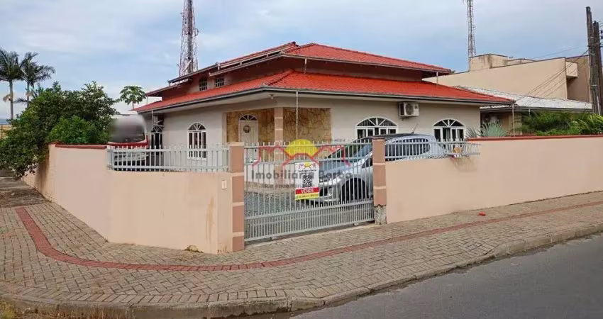 Casa Semi Mobiliada de Esquina com 04 Quartos
