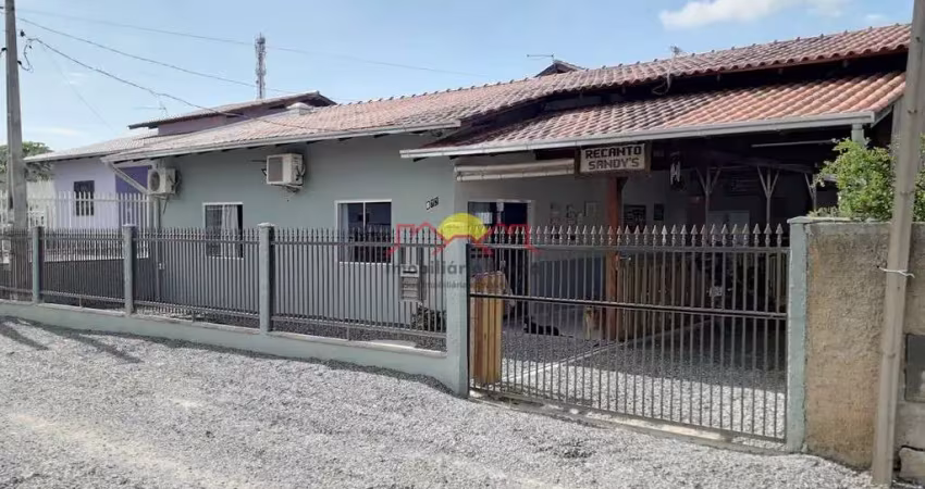 Casa com 03 Quartos e Chalé aos Fundos