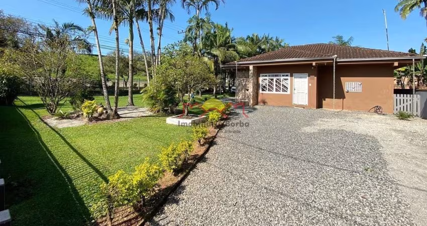 Excelente Casa com 04 Quartos e Churrasqueira