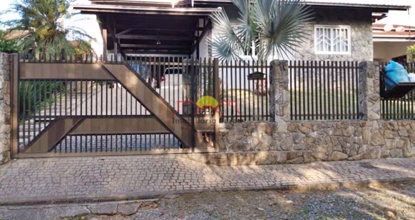Excelente Casa com 03 Quartos e Amplo Terreno