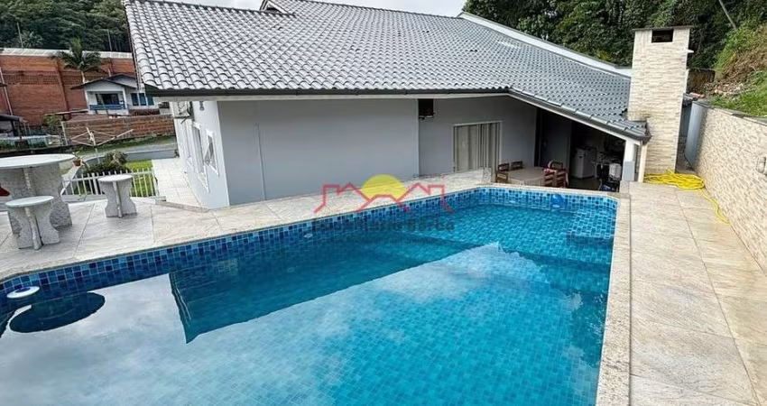 Casa Semi Mobiliada com Piscina no Glória