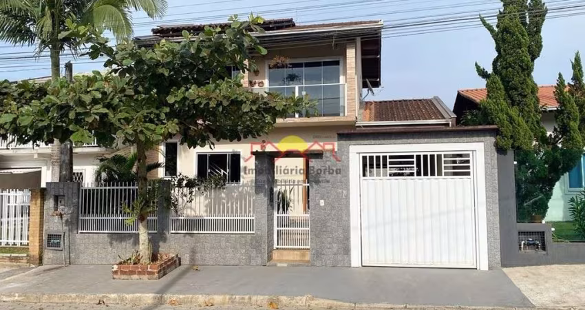 Sobrado com 03 Quartos e Churrasqueira