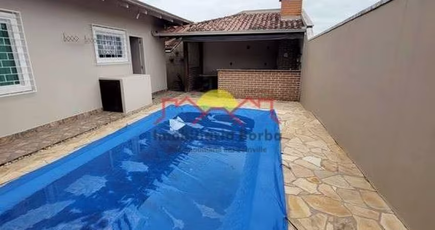 Casa Semi Mobiliada com 04 Dormitórios e Piscina