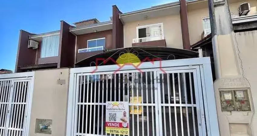 Sobrado Geminado com 03 Dormitórios e Sacada