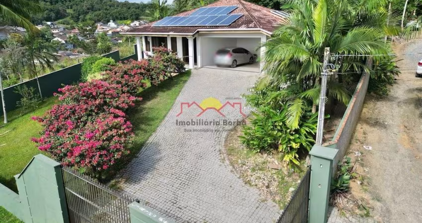 Casa com Amplo Terreno em Ótima Localização